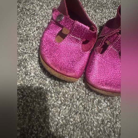 Mon Petit | soft sole t strap holographic pink | Size 5 - Picture 3 of 4